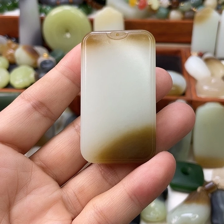 人***天和田玉未镶嵌颈饰