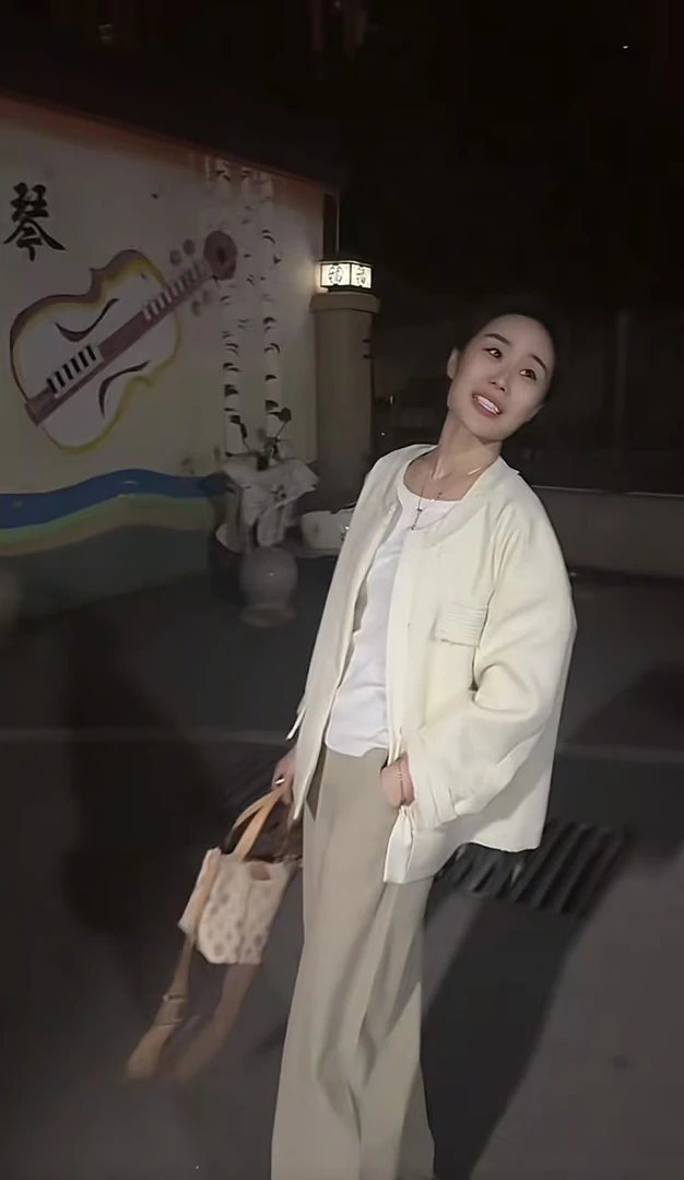 霍梦雪 亮片小香短款外套 杏色 A EL387