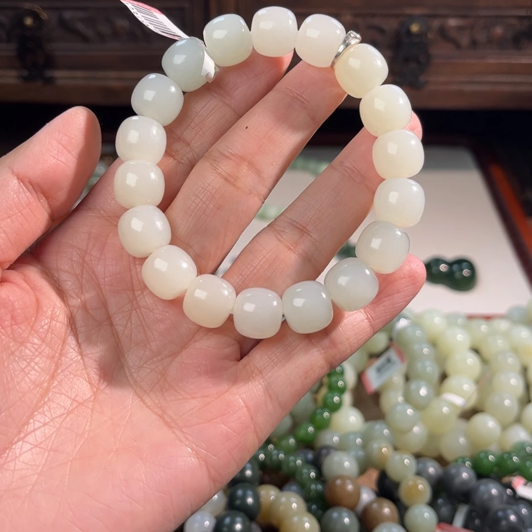 T***l和田玉未镶嵌手链