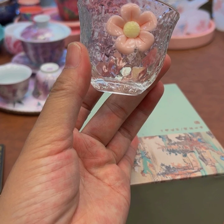 瓷片花花绿绿地开着的小窗上的