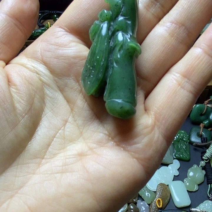 四***草和田玉（碧玉）未镶嵌颈饰