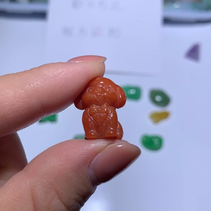 翡翠未镶嵌颈饰狗