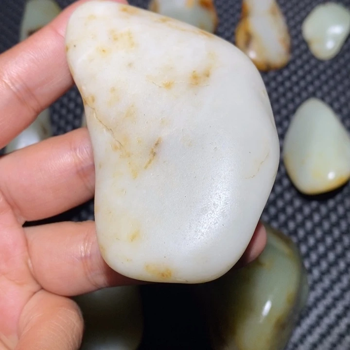 和田玉未镶嵌把件