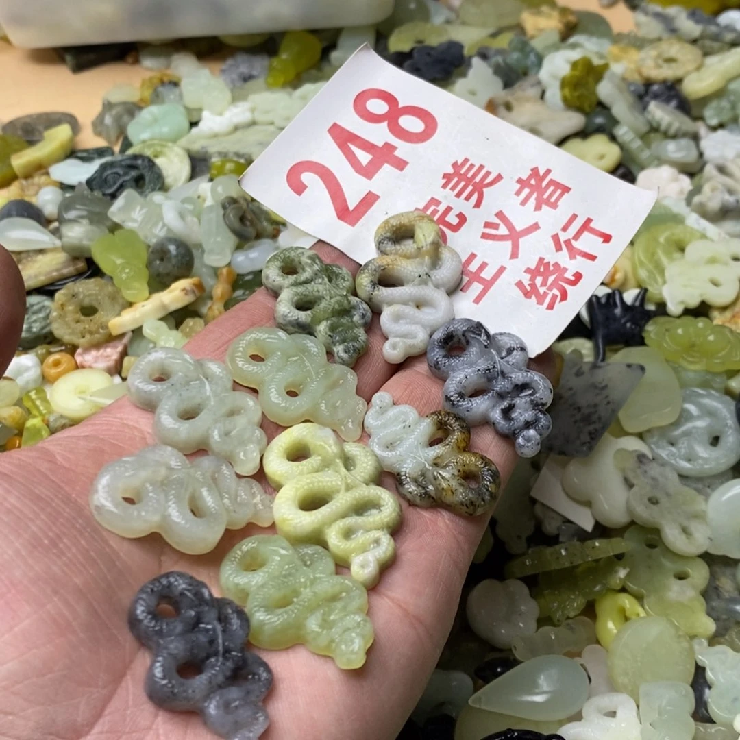 蛇纹石玉挂坠未镶嵌