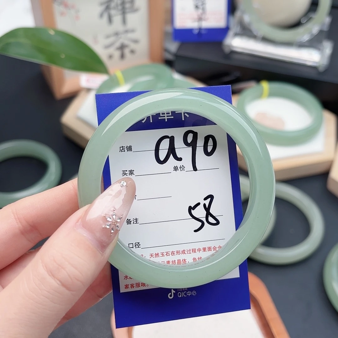 冰****石英质玉未镶嵌手镯