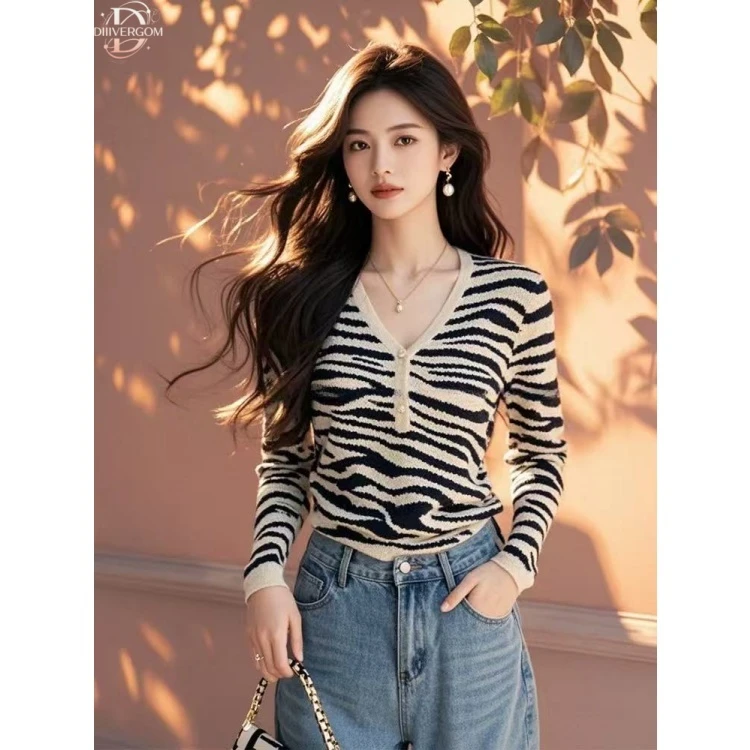 早秋独特别致灰色斑马纹v领针织打底衫女设计感修身绝美长袖上衣