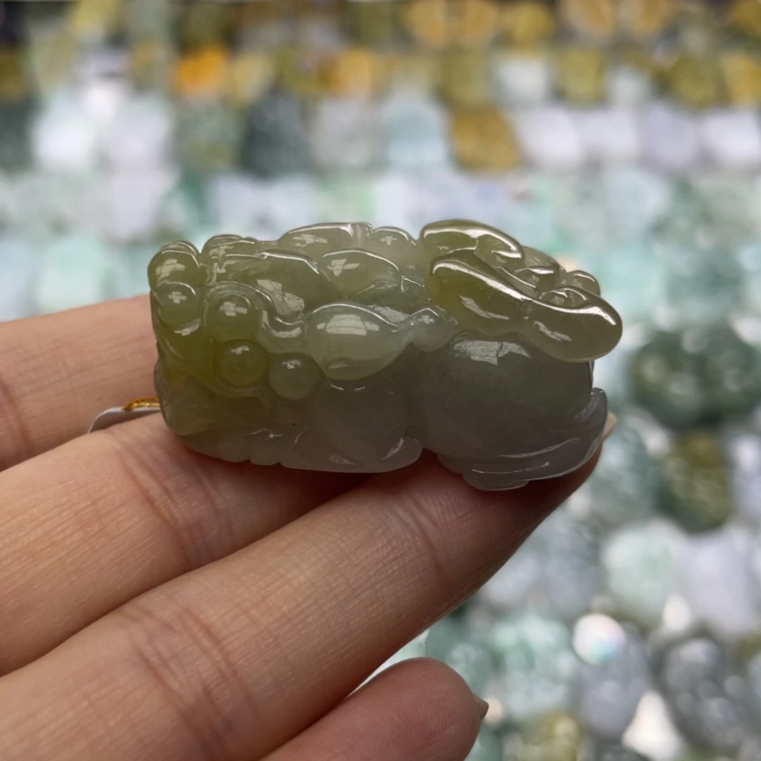 翡翠未镶嵌颈饰貔貅