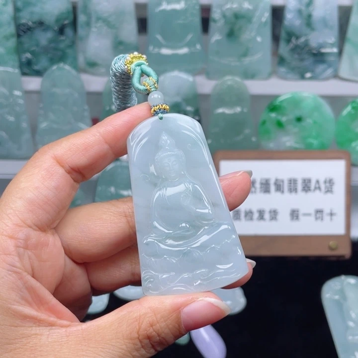 颈饰未镶嵌翡翠素衣观音