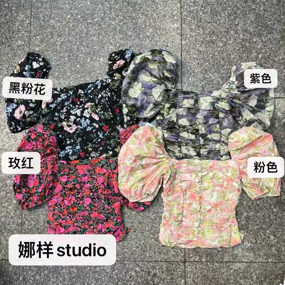 （大發）法式修身方领褶皱四色碎花泡泡袖上衣