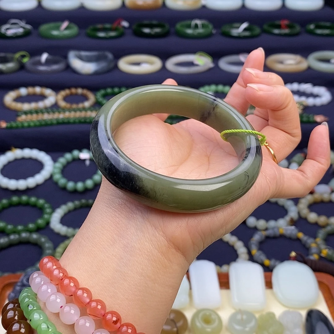 和田玉未镶嵌手镯