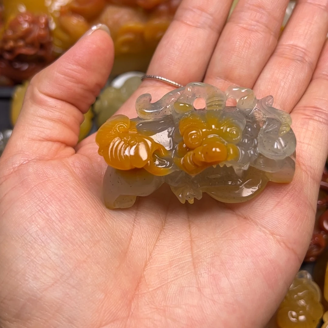 石英质玉（黄龙玉）未镶嵌颈饰