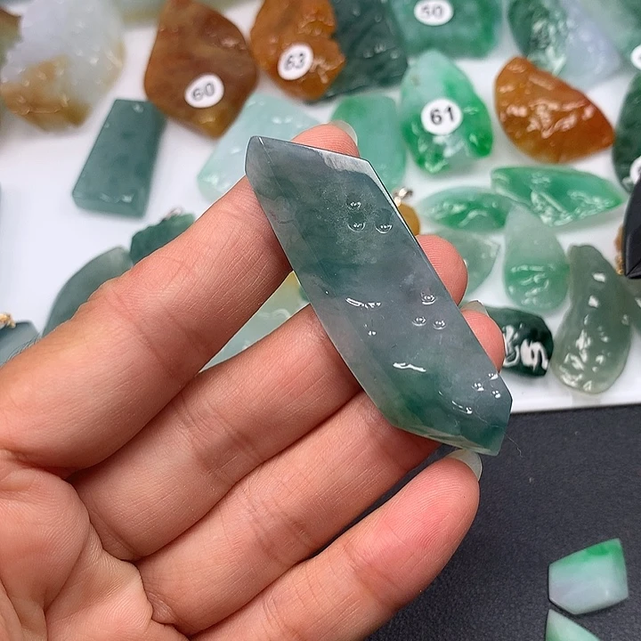 翡翠未镶嵌颈饰随型