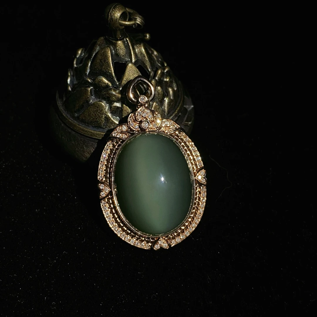 【芳華珠宝】·典藏级·和田玉一线猫黑猫眼金镶嵌蛋面吊坠