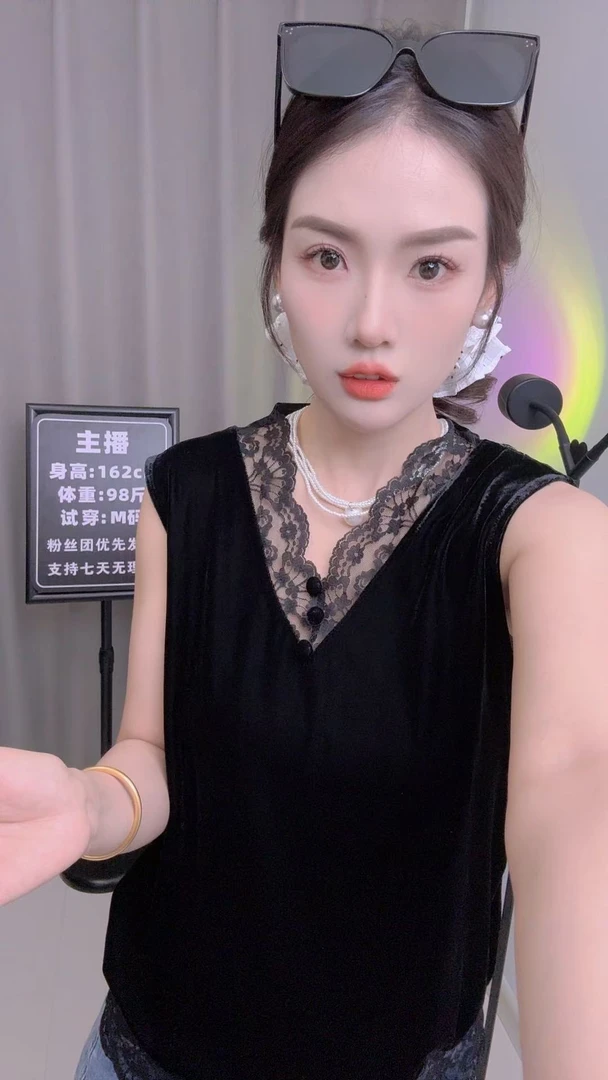 丝绒散口蕾丝背心