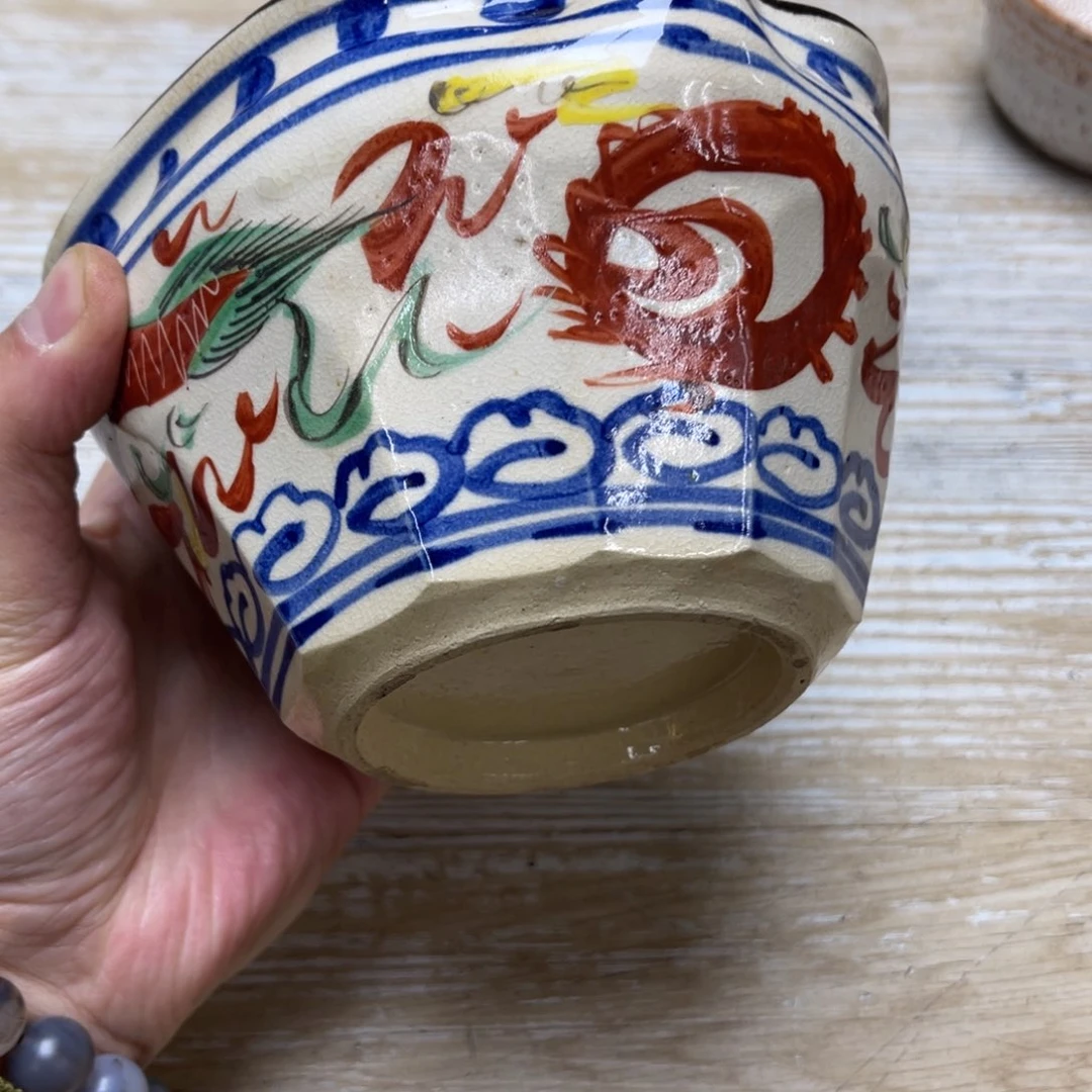 瓷片暗**影密密麻麻地排列着