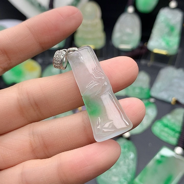 翡翠未镶嵌吊坠(赠链)