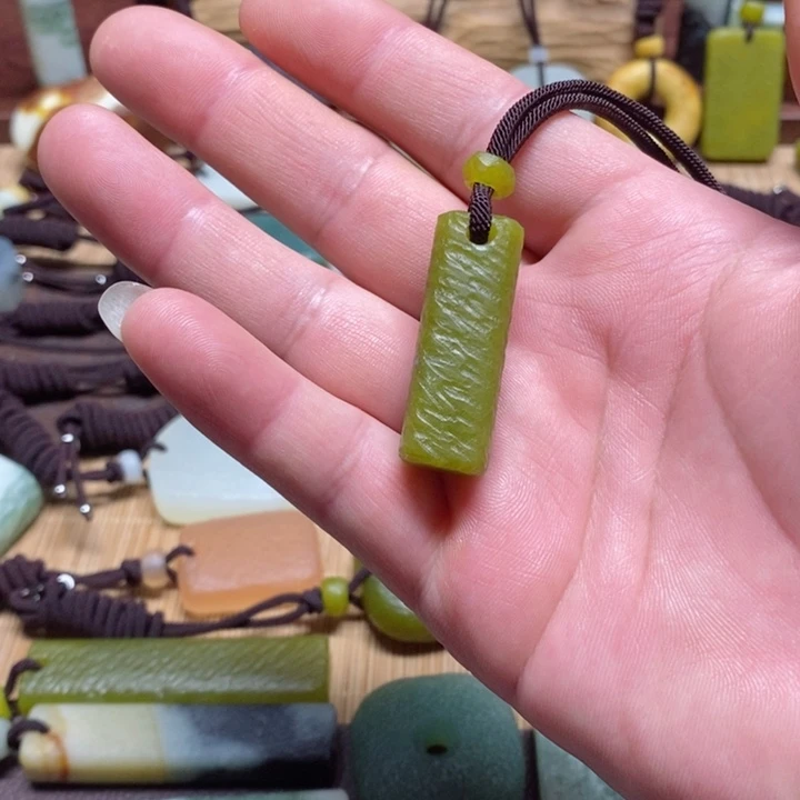 蛇纹石玉挂件未镶嵌