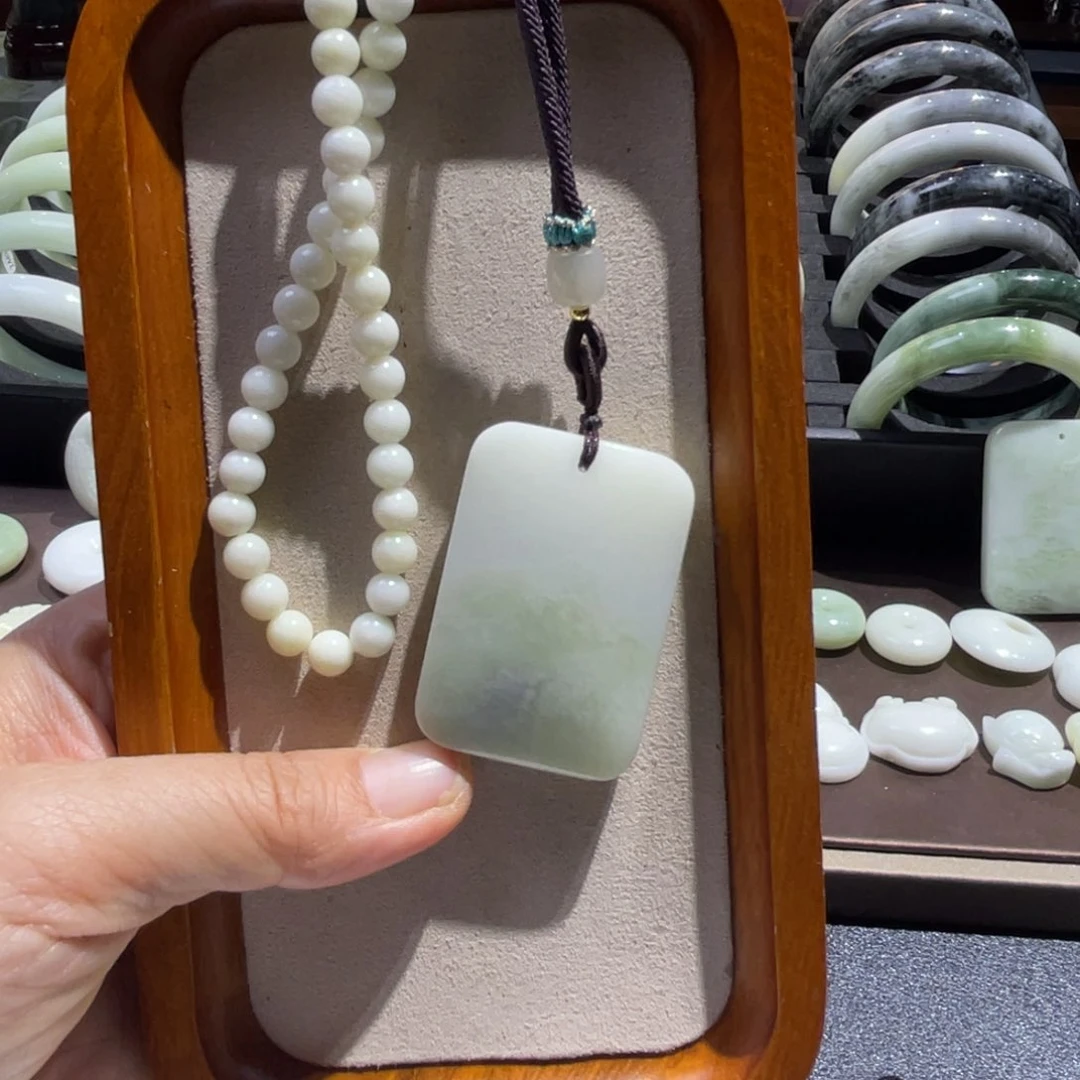 王***成蓝田玉（蛇纹石化大理石玉）颈饰未镶嵌