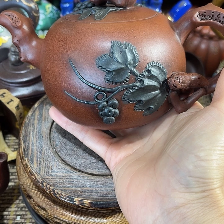 茶壶紫泥原矿泥料手工制作的一把紫砂壶。
