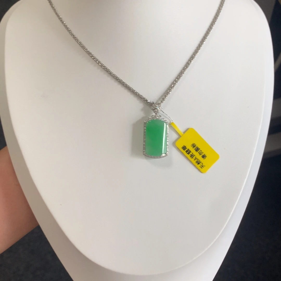 颈饰18K金镶嵌翡翠