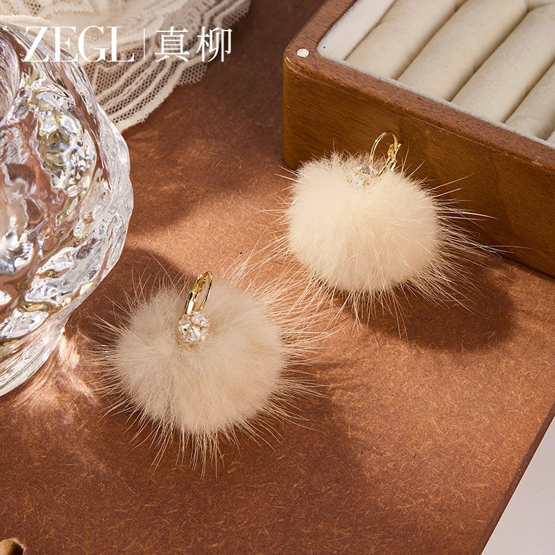 ZEGL【抓住云朵】真柳时尚毛茸茸耳环小众设计耳针圣诞新年耳饰