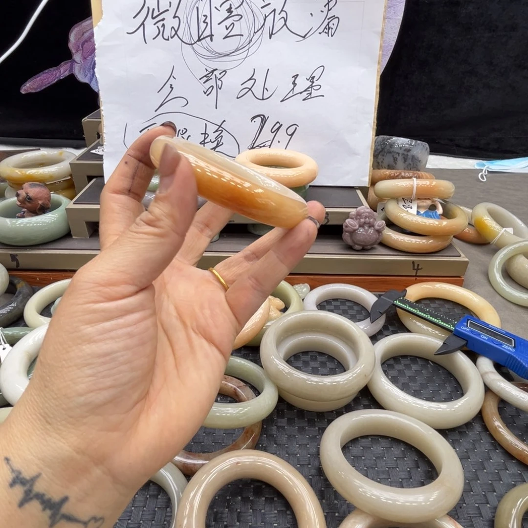 小****石英质玉未镶嵌手镯