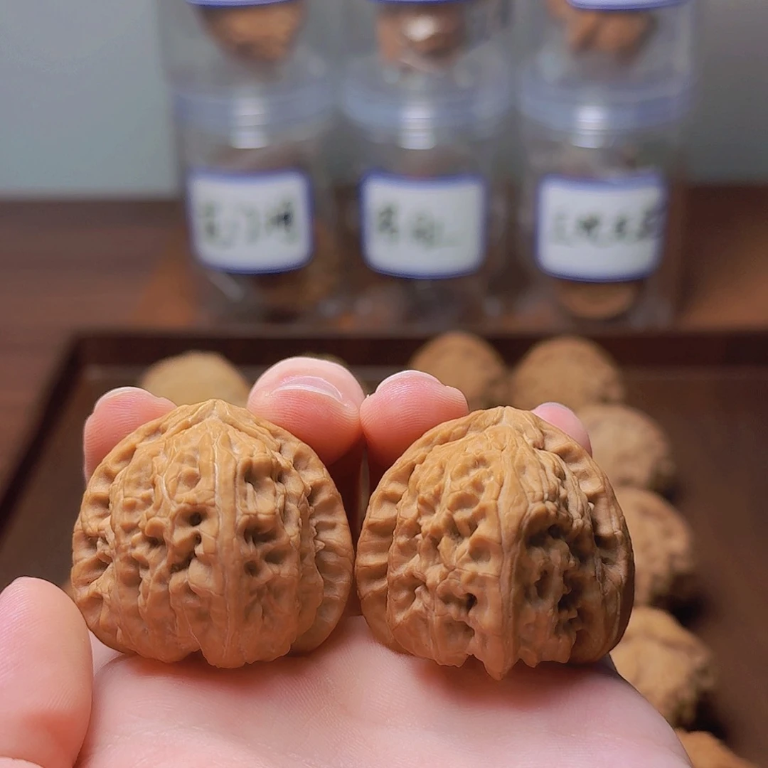 文玩核桃吊坠三角白