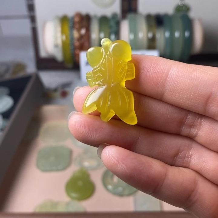 蛇纹石玉颈饰未镶嵌