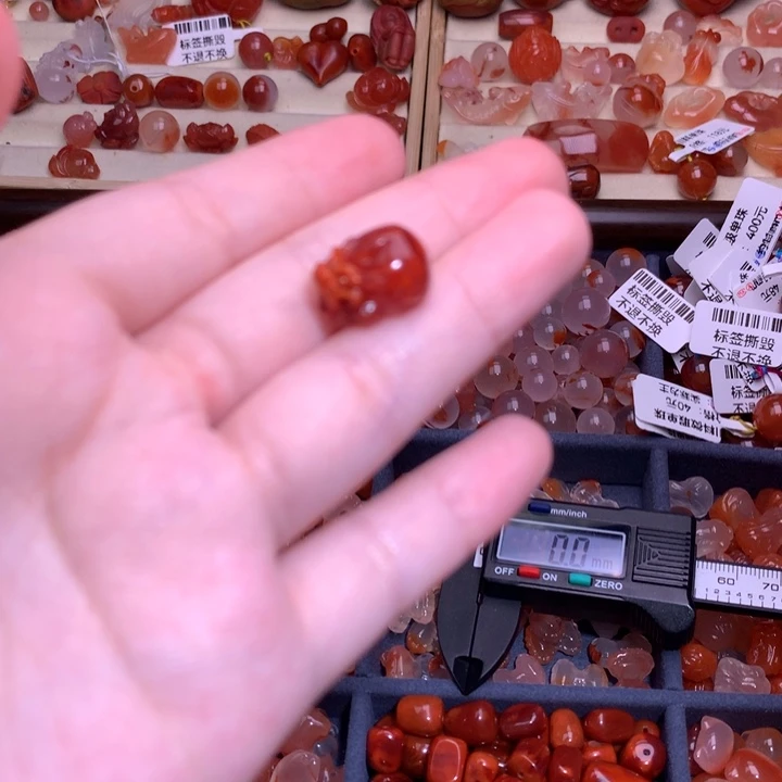 南红玛瑙未镶嵌珠宝半成品牛血红貔貅
