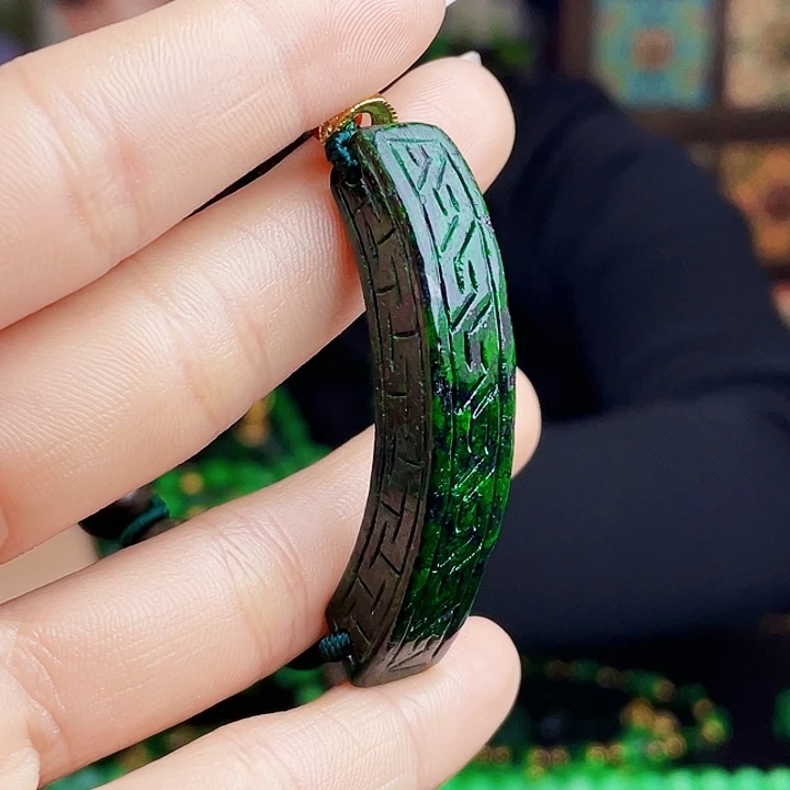 翡翠未镶嵌颈饰多样性