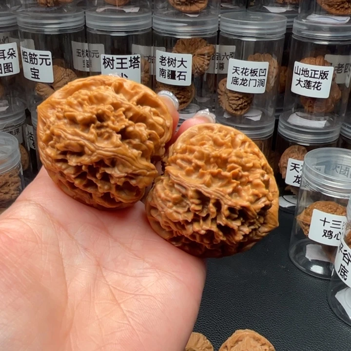大***儿文玩核桃吊坠玉麒麟