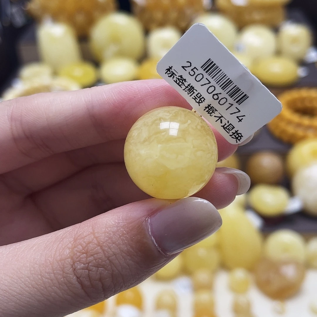 琥珀未镶嵌裸石20mm 瑕