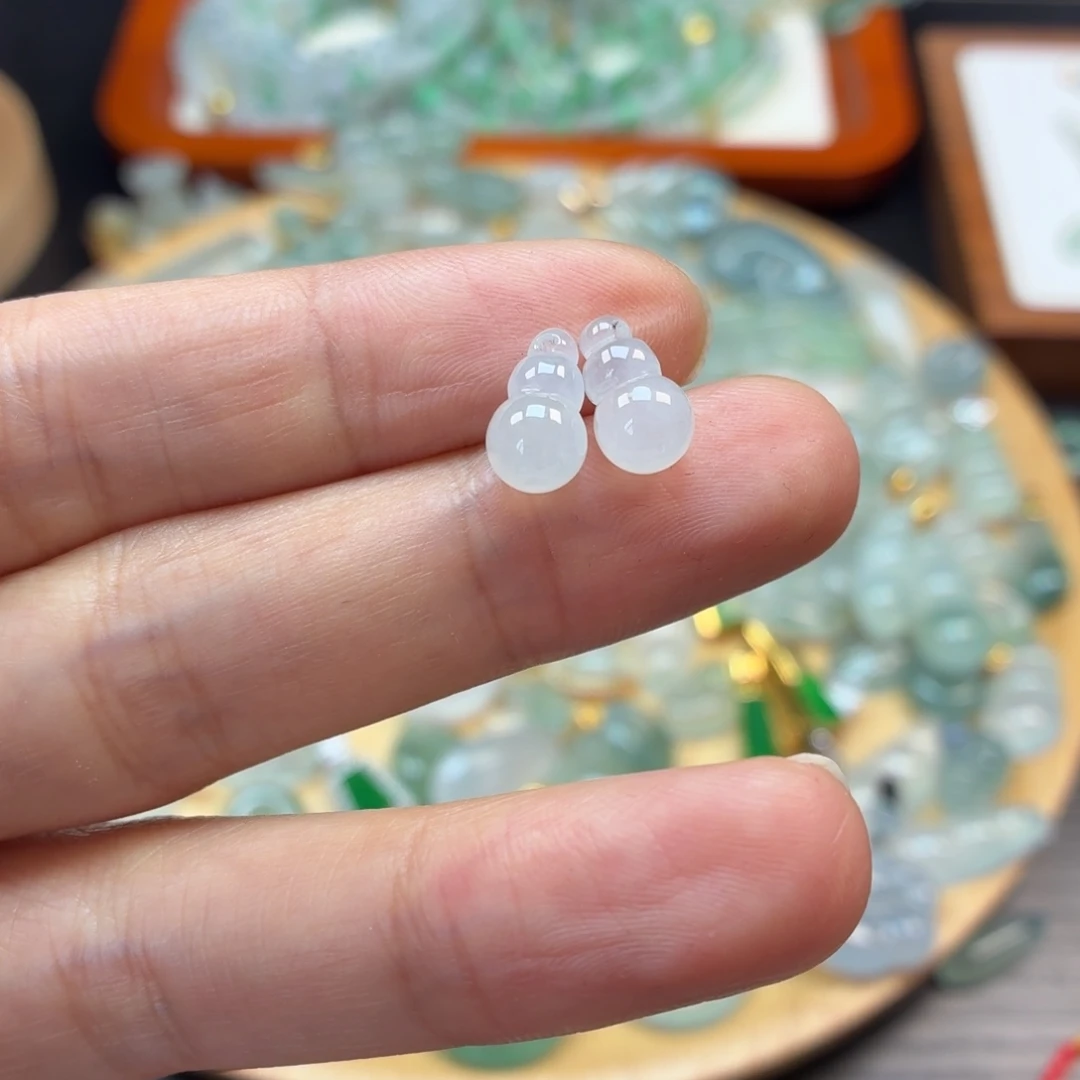 翡翠未镶嵌颈饰葫芦