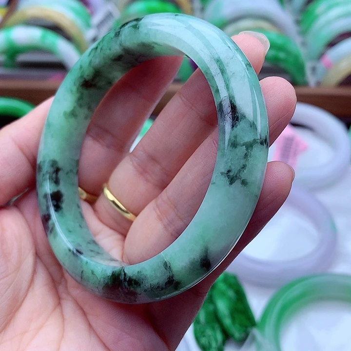 翡翠手镯未镶嵌翡翠