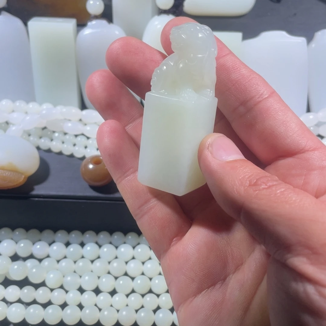 和田玉未镶嵌颈饰印章