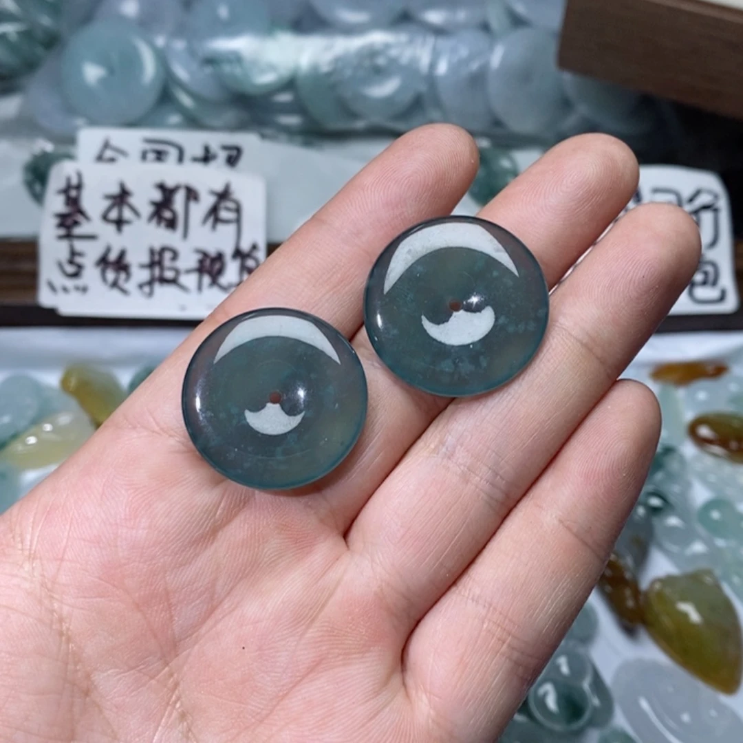 颈饰未镶嵌翡翠?****女