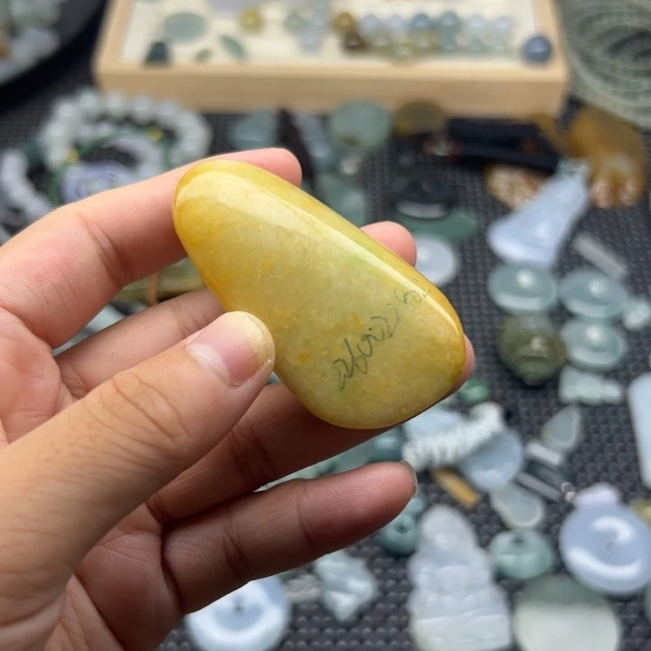 翡翠未镶嵌颈饰手把件