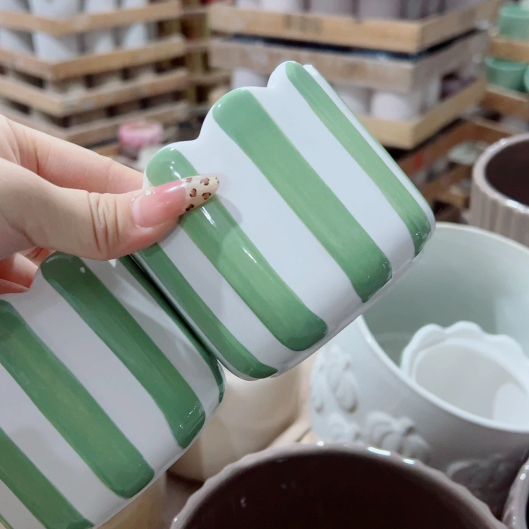 有孔，陶瓷花盆满10米包邮发货。