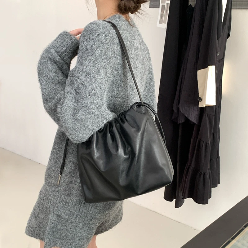 柔软小牛皮云朵包2025新款真皮抽绳大容量福袋水桶包单肩斜挎包女