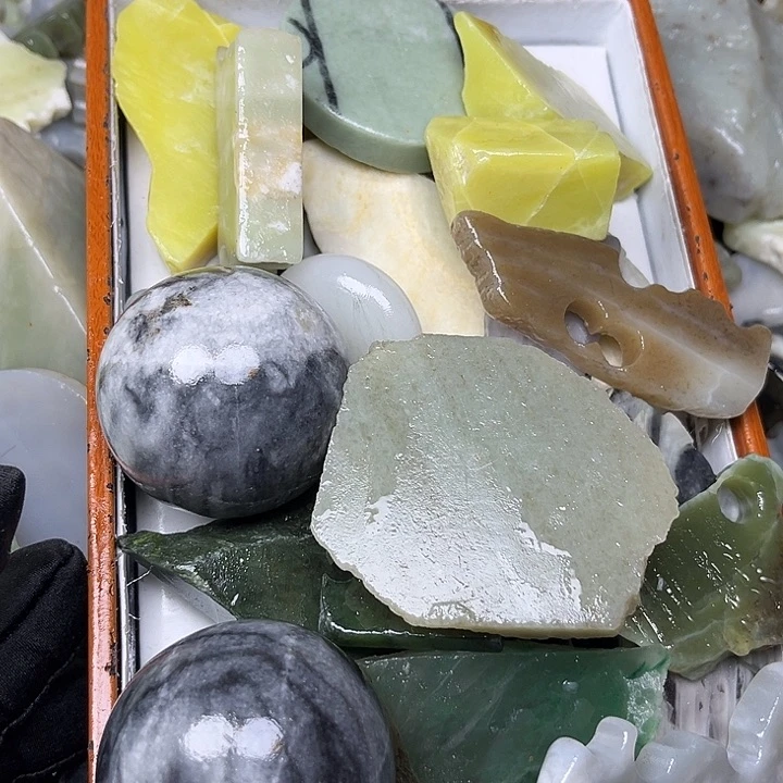 未镶嵌和田玉珠宝奇石布*