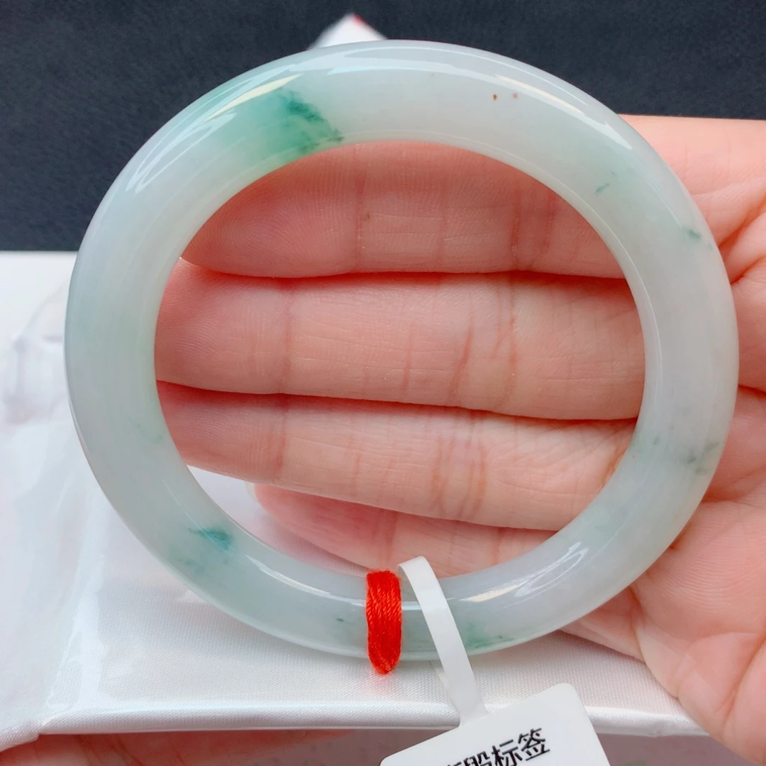 翡翠未镶嵌手镯55圆条 细糯化飘绿花有棉点