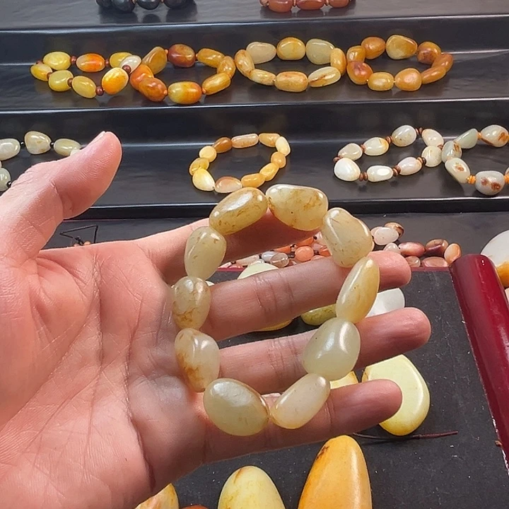 裘***家颈饰未镶嵌和田玉