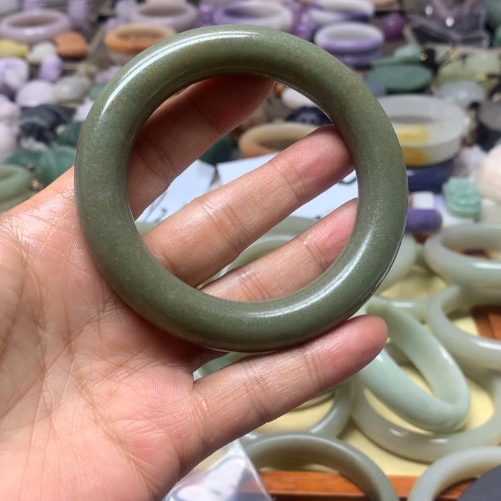 石英岩玉未镶嵌老料绿56有毛孔