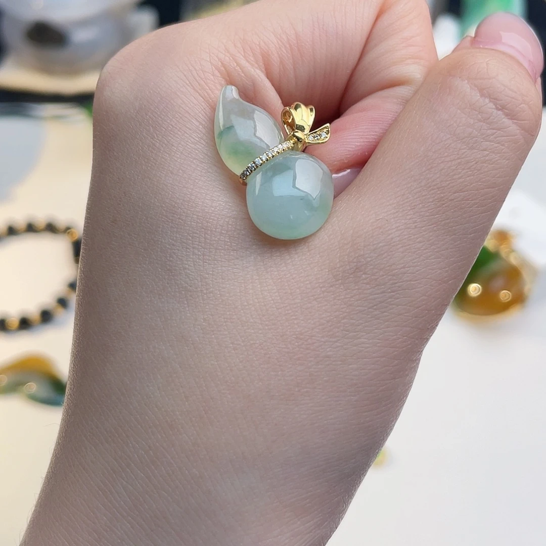 翡翠18K金镶嵌颈饰逍遥葫芦