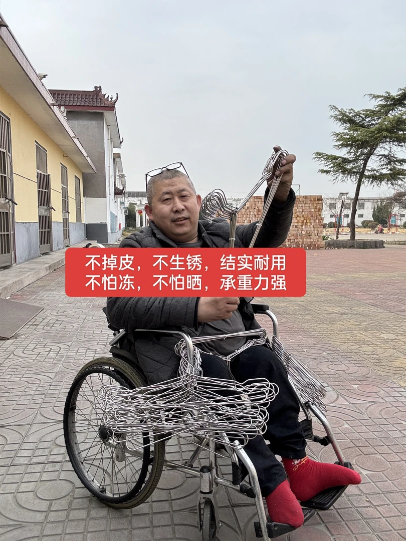 买一件衣架,暖一个家|70后瘫痪宝爸为俩娃手作,每道工序都是爱