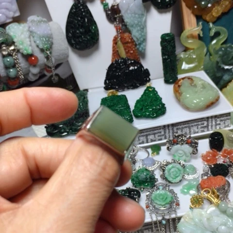 翡翠未镶嵌吊坠(赠链)