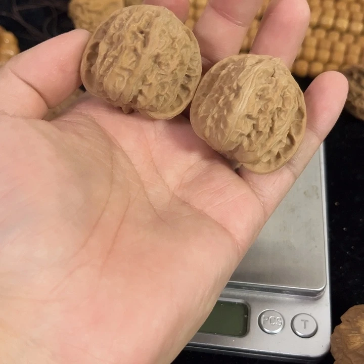 文玩核桃把件39左右微微瑕白狮子，编号030