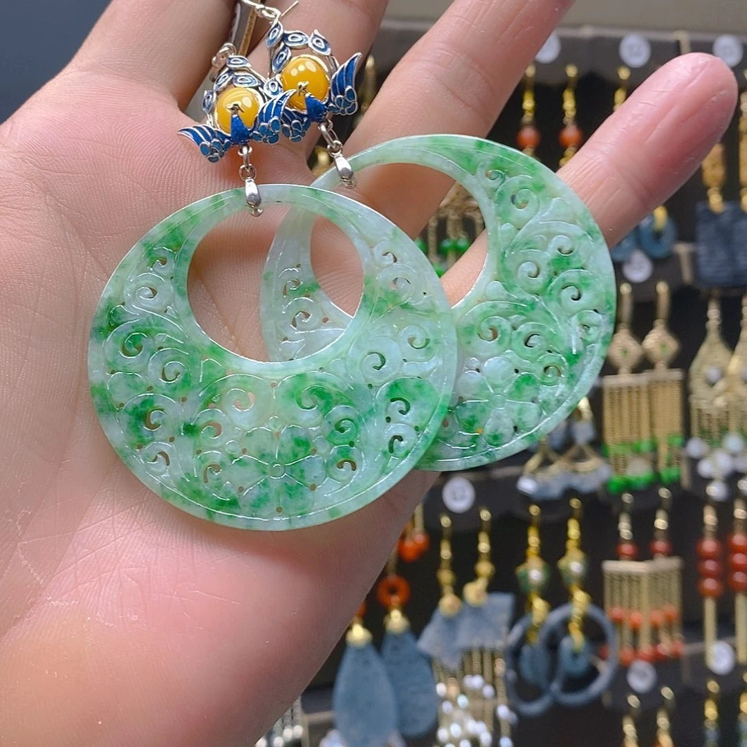未镶嵌翡翠耳饰时***录翡翠