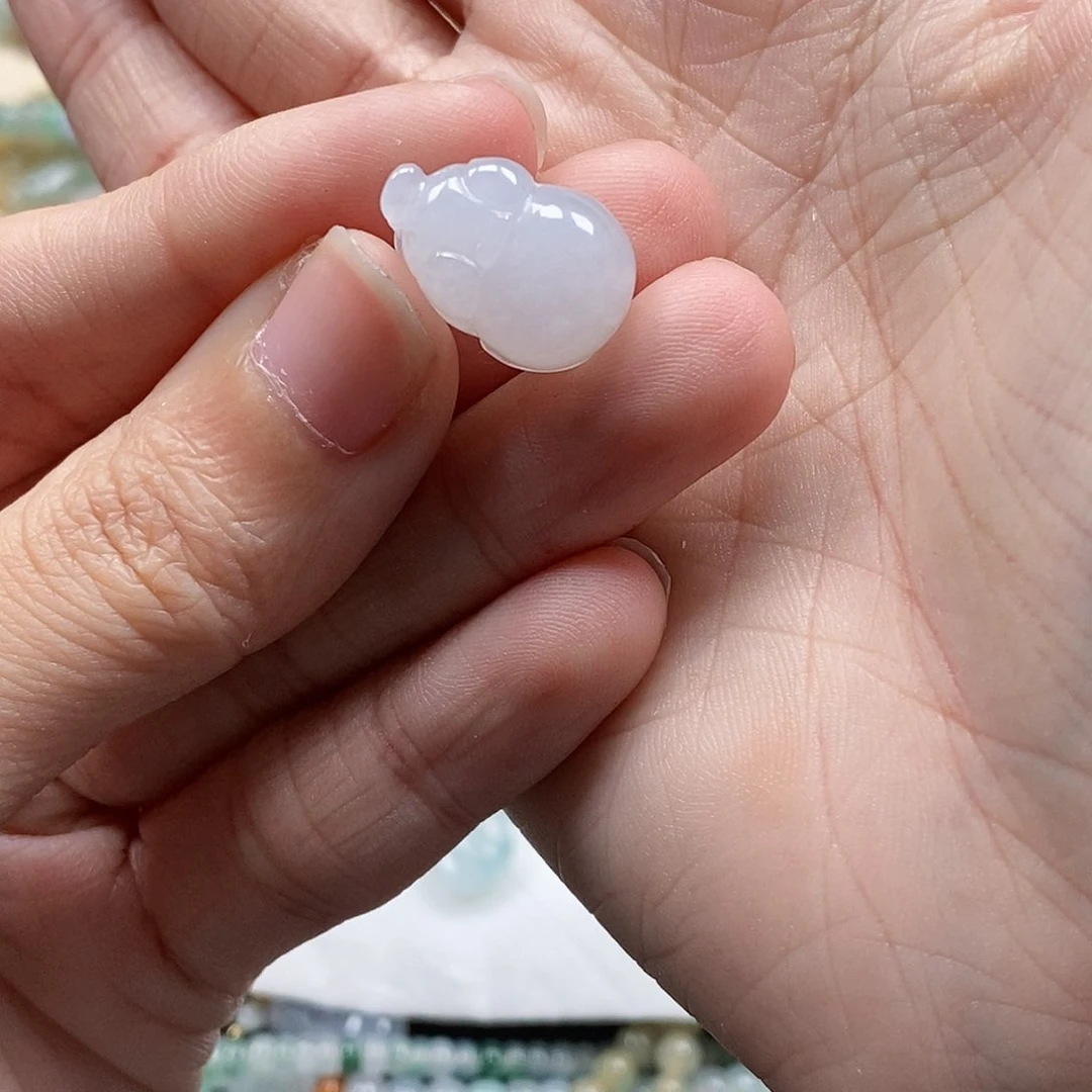 翡翠颈饰未镶嵌举****。闪