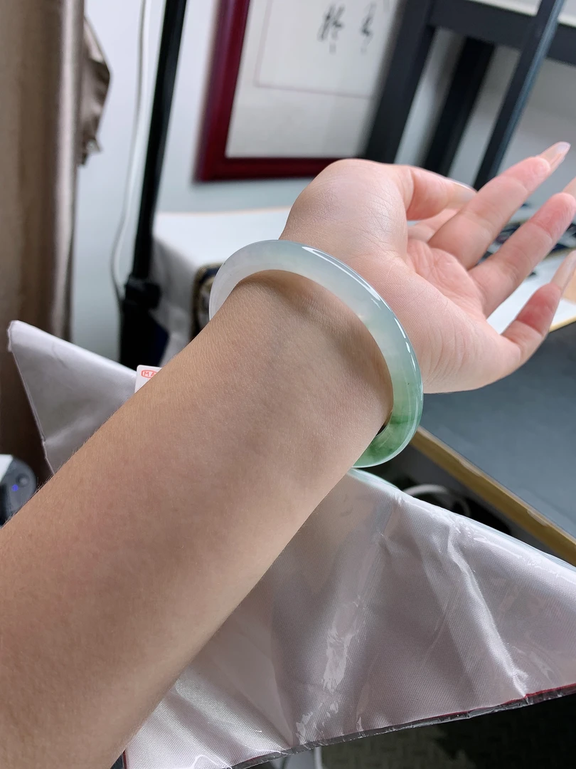 天然翡翠手镯冰种圆条飘花手镯精美冰透女款